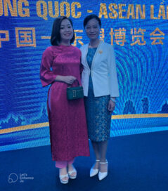 Representative of Oud Vietnam and representative of the Chinese embassy