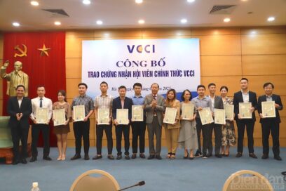 Oud Vietnam business representative received the certificate of official membership of VCCI.